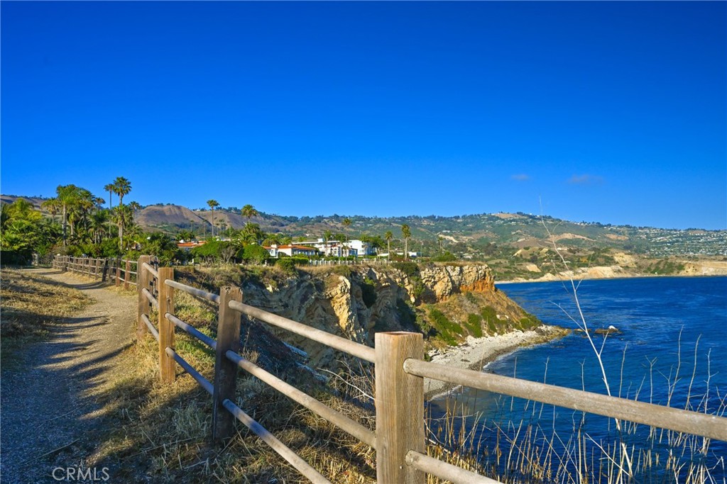 https://media.crmls.org/medias/a4d01122-f668-4bdc-b192-babdcf2ee13d.jpg?preset=X-Large