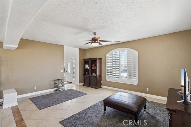 8294 Aster Road, Oak Hills CA: https://media.crmls.org/medias/a4d38dde-283b-4bdf-aa8e-dddb3300ac02.jpg