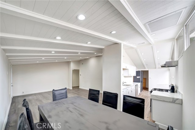 Detail Gallery Image 9 of 43 For 19706 Victory Bld, Woodland Hills,  CA 91367 - 4 Beds | 2 Baths