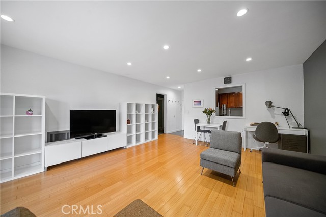1222 N Olive Dr, West Hollywood CA: https://media.crmls.org/medias/a4daa46a-7b2b-4b10-a62b-ce4ce68d4264.jpg