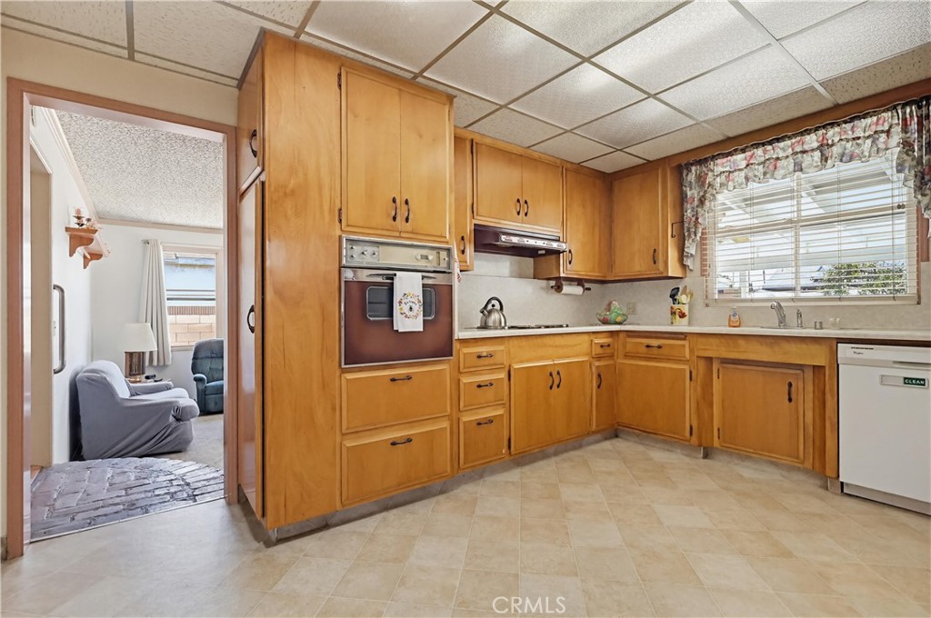 https://media.crmls.org/medias/a4dbb595-2e12-4dd3-b951-dd84367d9727.jpg?preset=X-Large
