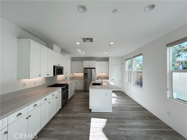 Detail Gallery Image 3 of 25 For 945 Vivid Ln, Costa Mesa,  CA 92626 - 4 Beds | 3 Baths