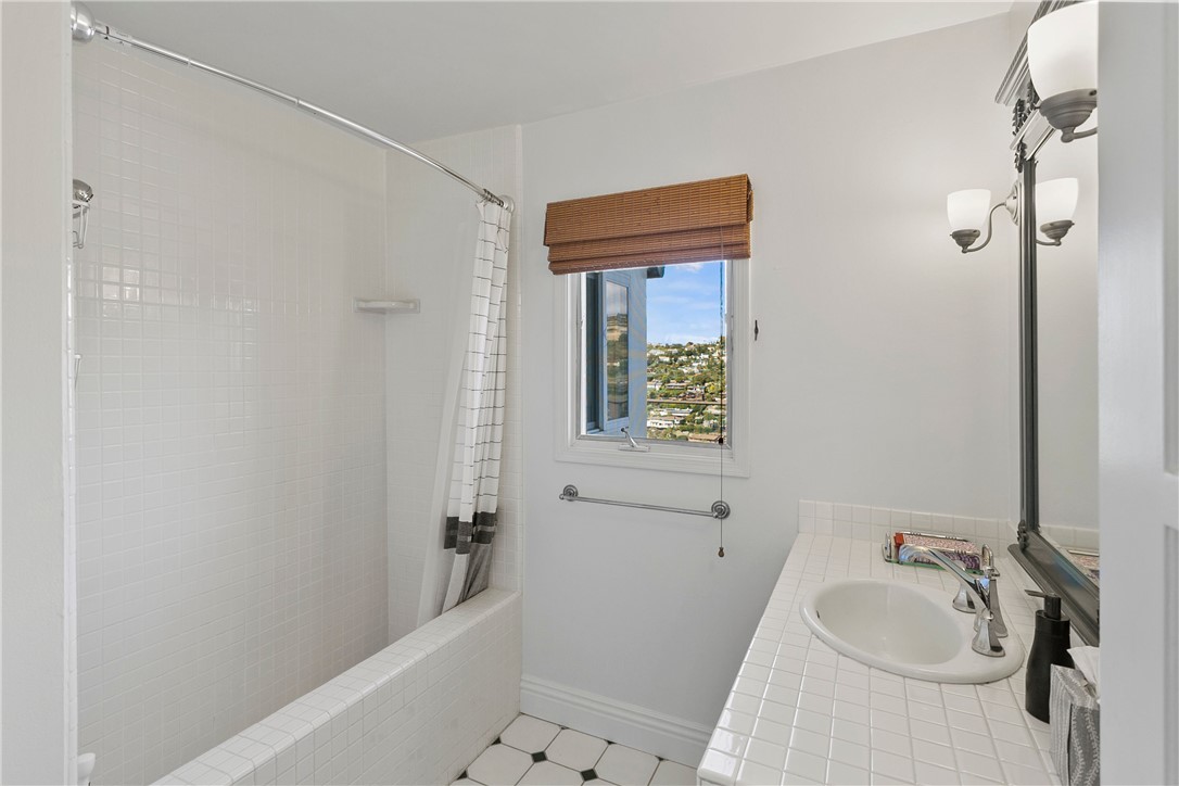 Detail Gallery Image 19 of 37 For 984 Summit Dr, Laguna Beach,  CA 92651 - 3 Beds | 2 Baths