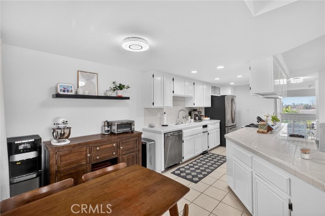 Detail Gallery Image 11 of 43 For 222 S Guadalupe Ave #1,  Redondo Beach,  CA 90277 - 4 Beds | 2/1 Baths