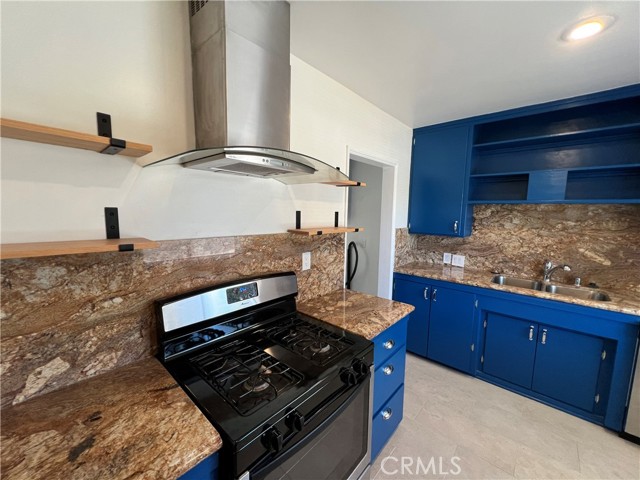 Detail Gallery Image 3 of 15 For 16836 Covello St, Lake Balboa,  CA 91406 - 2 Beds | 1 Baths