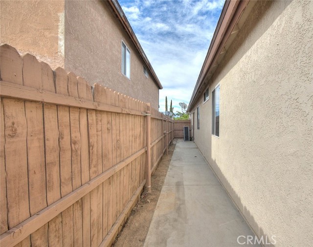14319 Weeping Willow Lane, Fontana CA: https://media.crmls.org/medias/a4e1dc2f-cff0-4bf9-9d3a-6cb26bcc47f8.jpg