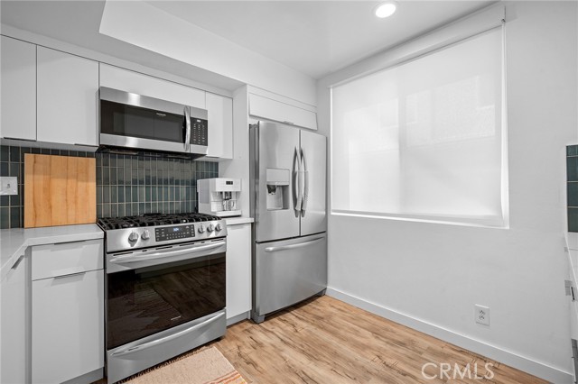 Detail Gallery Image 10 of 31 For 5435 Yarmouth #7,  Encino,  CA 91316 - 2 Beds | 2/1 Baths