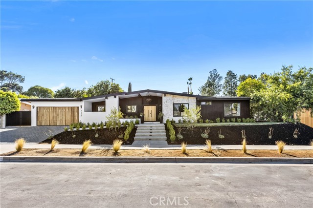Detail Gallery Image 4 of 37 For 6009 Neddy Ave, Woodland Hills,  CA 91367 - 5 Beds | 3 Baths