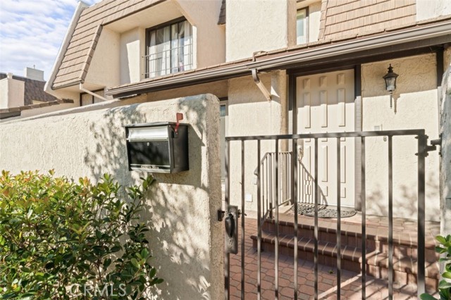 Detail Gallery Image 1 of 11 For 6232 Nita Ave #1/2,  Woodland Hills,  CA 91367 - 2 Beds | 2/1 Baths