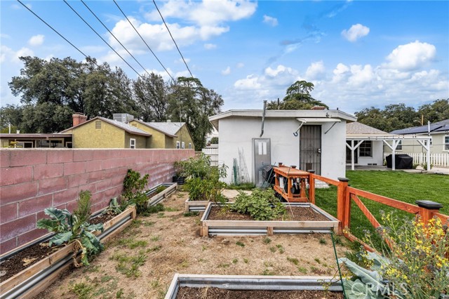 1326 Clock Avenue, Redlands CA: https://media.crmls.org/medias/a4ea3fbf-fd49-412f-a879-d3bc61639a27.jpg
