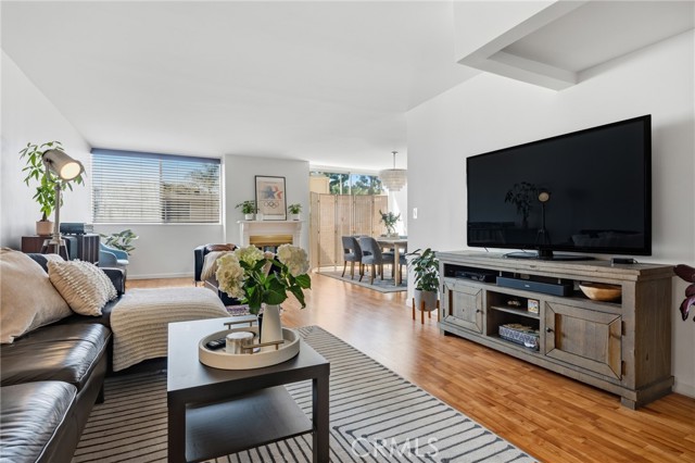 Detail Gallery Image 2 of 21 For 14141 Dickens #312,  Sherman Oaks,  CA 91423 - 2 Beds | 2 Baths