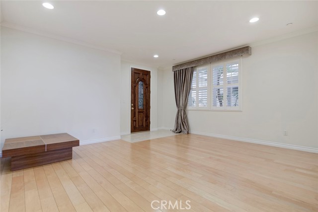 Detail Gallery Image 2 of 32 For 556 E Palm Ave #102,  Burbank,  CA 91501 - 3 Beds | 3 Baths