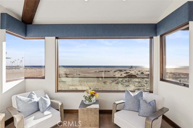 310 E Oceanfront, Newport Beach CA: https://media.crmls.org/medias/a4ec2a2a-4ce4-452a-ab93-a1c4d0c8f475.jpg