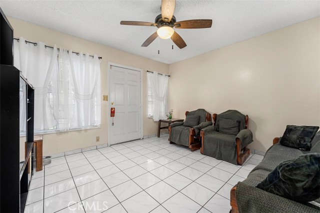 Detail Gallery Image 7 of 26 For 10208 S San Pedro St, Los Angeles,  CA 90003 - 2 Beds | 2 Baths