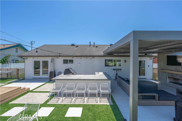 5841 Raphael Drive, Huntington Beach CA: https://media.crmls.org/medias/a4f2a969-459b-4f10-9ce1-cf8170ef0922.jpg
