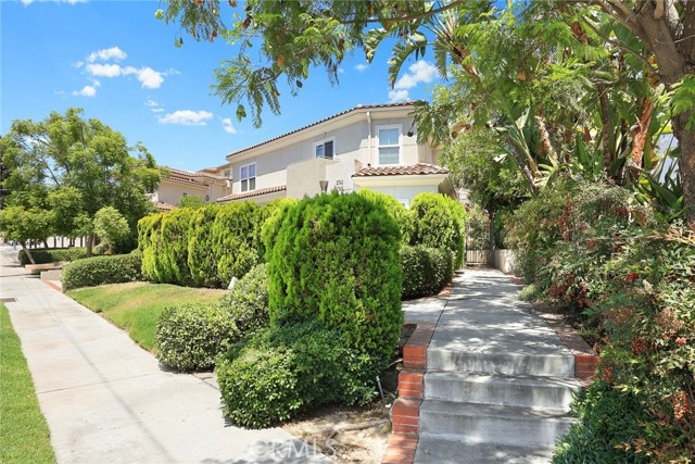 2745 Montrose Avenue, Montrose CA: https://media.crmls.org/medias/a4f41168-736f-4ae1-94e4-1606298e0be8.jpg