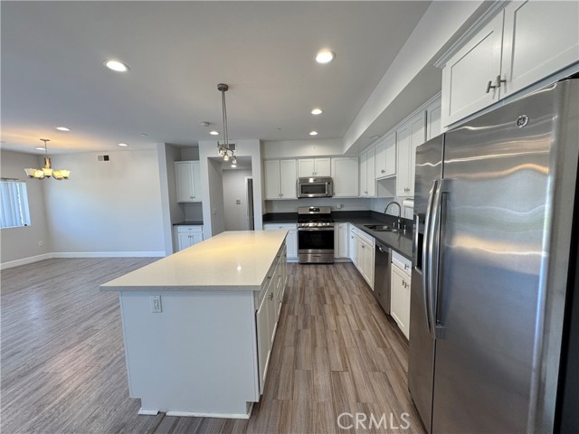 Detail Gallery Image 5 of 27 For 5432 Hermitage Ave #202,  Valley Village,  CA 91607 - 3 Beds | 2 Baths