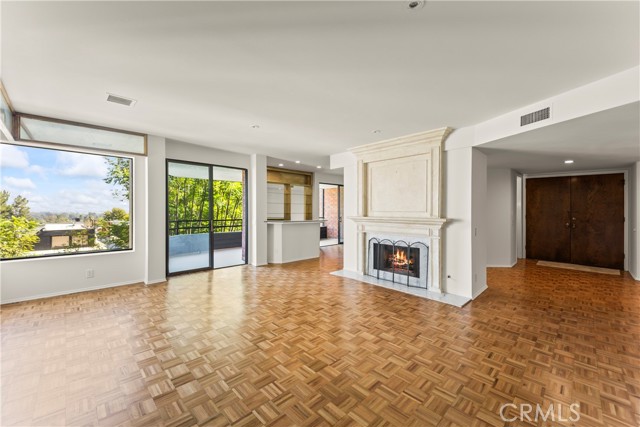 Detail Gallery Image 9 of 40 For 4720 Park Encino Ln #220,  Encino,  CA 91436 - 2 Beds | 2/1 Baths