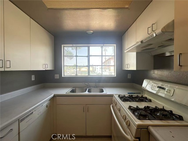 Detail Gallery Image 4 of 13 For 920 N Unruh Ave, La Puente,  CA 91744 - 3 Beds | 2/1 Baths