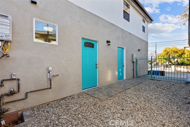 Detail Gallery Image 2 of 12 For 11560 Archwood St, North Hollywood,  CA 91606 - 2 Beds | 2 Baths