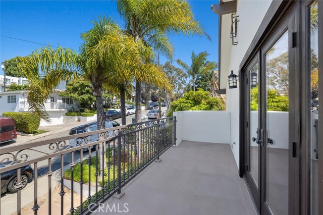 3208 Walnut Avenue, Manhattan Beach CA: https://media.crmls.org/medias/a4fee6e0-f16c-43cb-80a3-5d3fd753326b.jpg