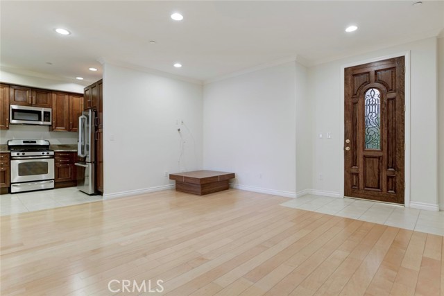 Detail Gallery Image 3 of 32 For 556 E Palm Ave #102,  Burbank,  CA 91501 - 3 Beds | 3 Baths