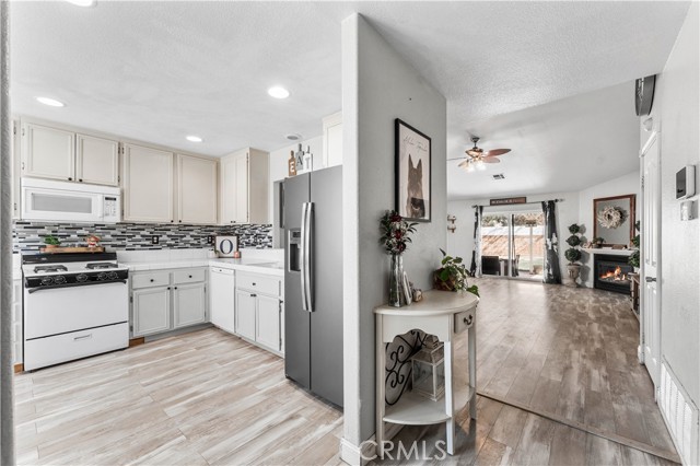 Detail Gallery Image 6 of 27 For 44840 Fenhold, Lancaster,  CA 93535 - 3 Beds | 2 Baths