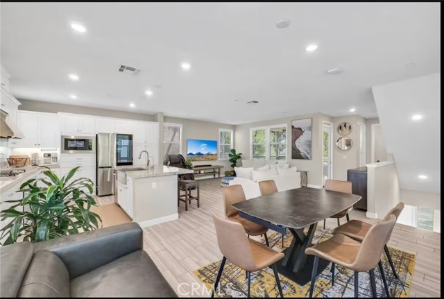 Detail Gallery Image 6 of 25 For 40 Riverton St, Pomona,  CA 91766 - 4 Beds | 4 Baths