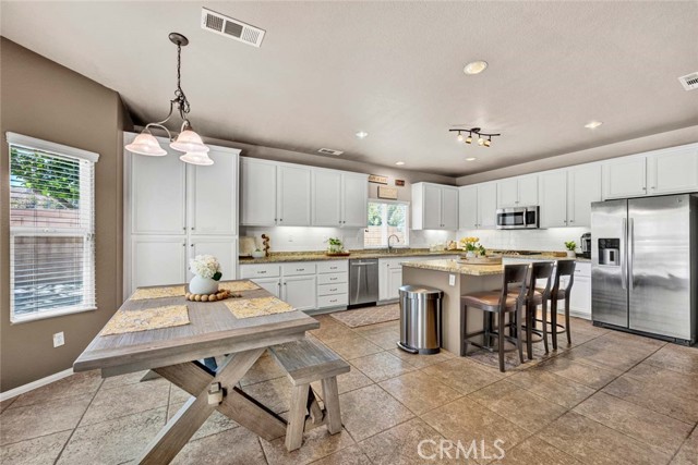 Detail Gallery Image 14 of 49 For 4100 Waterville Ct, Palmdale,  CA 93551 - 6 Beds | 3 Baths