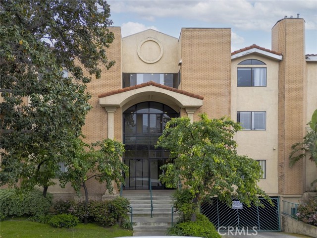 Detail Gallery Image 1 of 22 For 450 W Dryden St #104,  Glendale,  CA 91202 - 2 Beds | 2 Baths