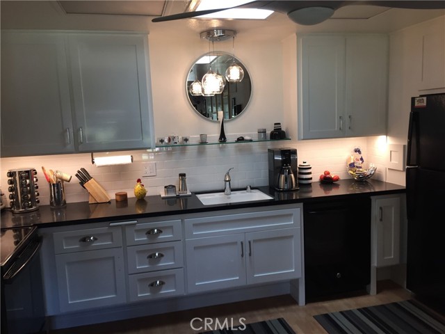 Detail Gallery Image 4 of 5 For 13421 Danbury, Seal Beach,  CA 90740 - 2 Beds | 1 Baths