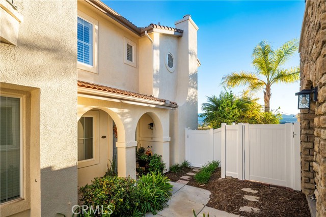 Detail Gallery Image 4 of 33 For 24332 Lorenzo, Valencia,  CA 91355 - 3 Beds | 3 Baths