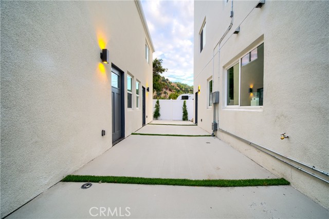 Detail Gallery Image 3 of 17 For 257 S Avenue 54 #1/2,  Los Angeles,  CA 90042 - 2 Beds | 2/1 Baths