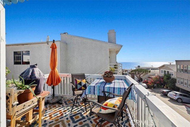 Second-story deck with ocean view