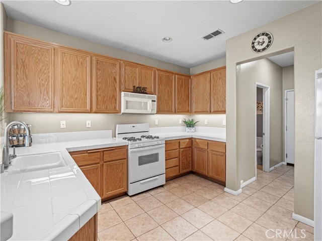 Detail Gallery Image 9 of 37 For 27629 Elkwood Ln, Castaic,  CA 91384 - 3 Beds | 2/1 Baths