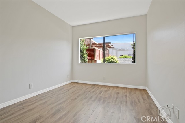 33 4th Street, Hermosa Beach CA: https://media.crmls.org/medias/a5141f9b-cbe3-46b9-993f-fe7a60f8e24f.jpg
