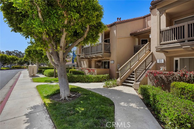 Detail Gallery Image 3 of 29 For 152 S Cross Creek Rd #D,  Orange,  CA 92869 - 2 Beds | 2 Baths