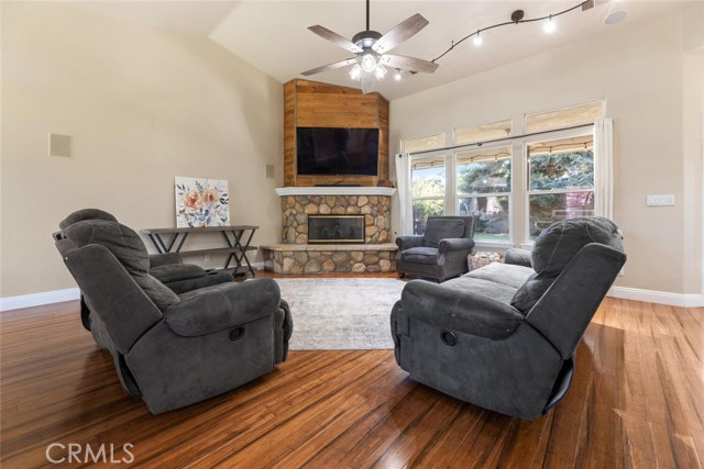 Detail Gallery Image 9 of 45 For 523 W Country Ct, Visalia,  CA 93277 - 3 Beds | 2 Baths
