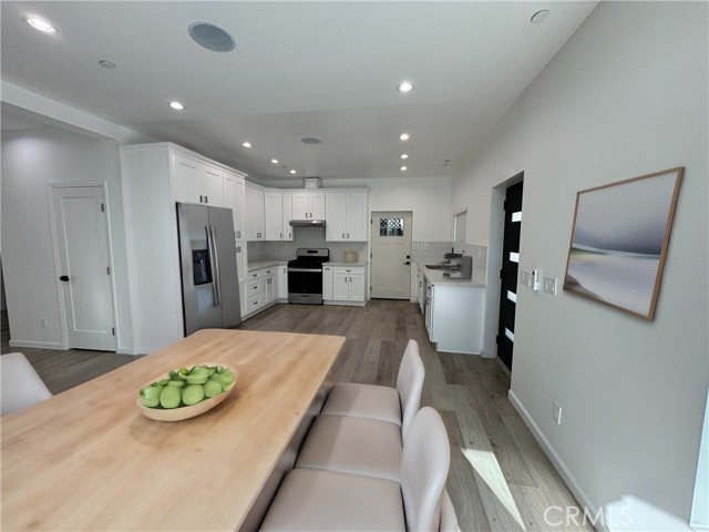 Detail Gallery Image 2 of 13 For 22528 Burbank Bld, Woodland Hills,  CA 91367 - 6 Beds | 6 Baths