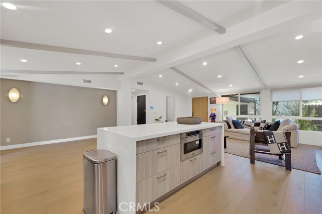 Detail Gallery Image 13 of 40 For 4941 Rigoletto St, Woodland Hills,  CA 91364 - 3 Beds | 2/1 Baths