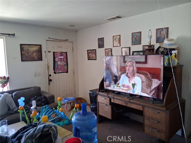 10706 Margie Place, Adelanto CA: https://media.crmls.org/medias/a52ad847-709d-4a3c-9d03-33aa0a3b3528.jpg