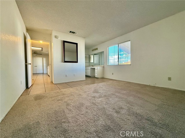 12787 Algonquin Road, Apple Valley CA: https://media.crmls.org/medias/a5300633-7a96-4493-a457-8e732f75c038.jpg