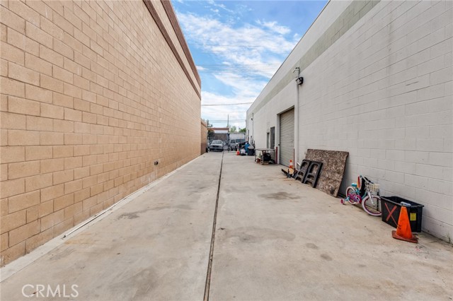 7528 Deering Avenue photo 8