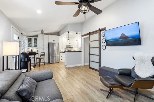 Detail Gallery Image 4 of 47 For 19237 Avenue of the Oaks #B,  Newhall,  CA 91321 - 2 Beds | 1 Baths