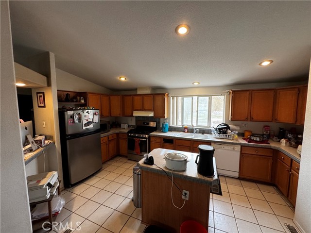 Detail Gallery Image 4 of 10 For 25120 Charina Ln, Homeland,  CA 92548 - 3 Beds | 2 Baths