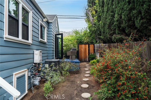 1812 Las Flores Drive, Los Angeles CA: https://media.crmls.org/medias/a53266e1-581b-45c0-8a7e-fca8f40ed5ce.jpg