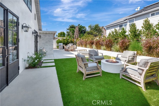 BACKYARD WITH FIRE PIT