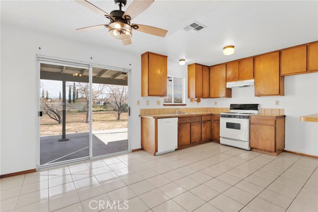 Detail Gallery Image 10 of 34 For 16463 Solvang Ave, Victorville,  CA 92394 - 3 Beds | 2 Baths