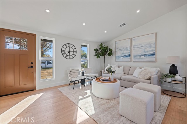 Detail Gallery Image 3 of 22 For 19017 Drycliff St, Canyon Country,  CA 91351 - 3 Beds | 1 Baths