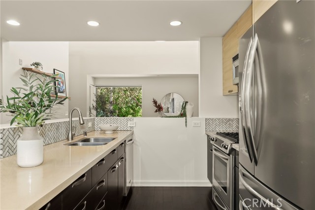 Detail Gallery Image 11 of 43 For 4005 Monroe St #8,  Los Angeles,  CA 90029 - 2 Beds | 2/1 Baths